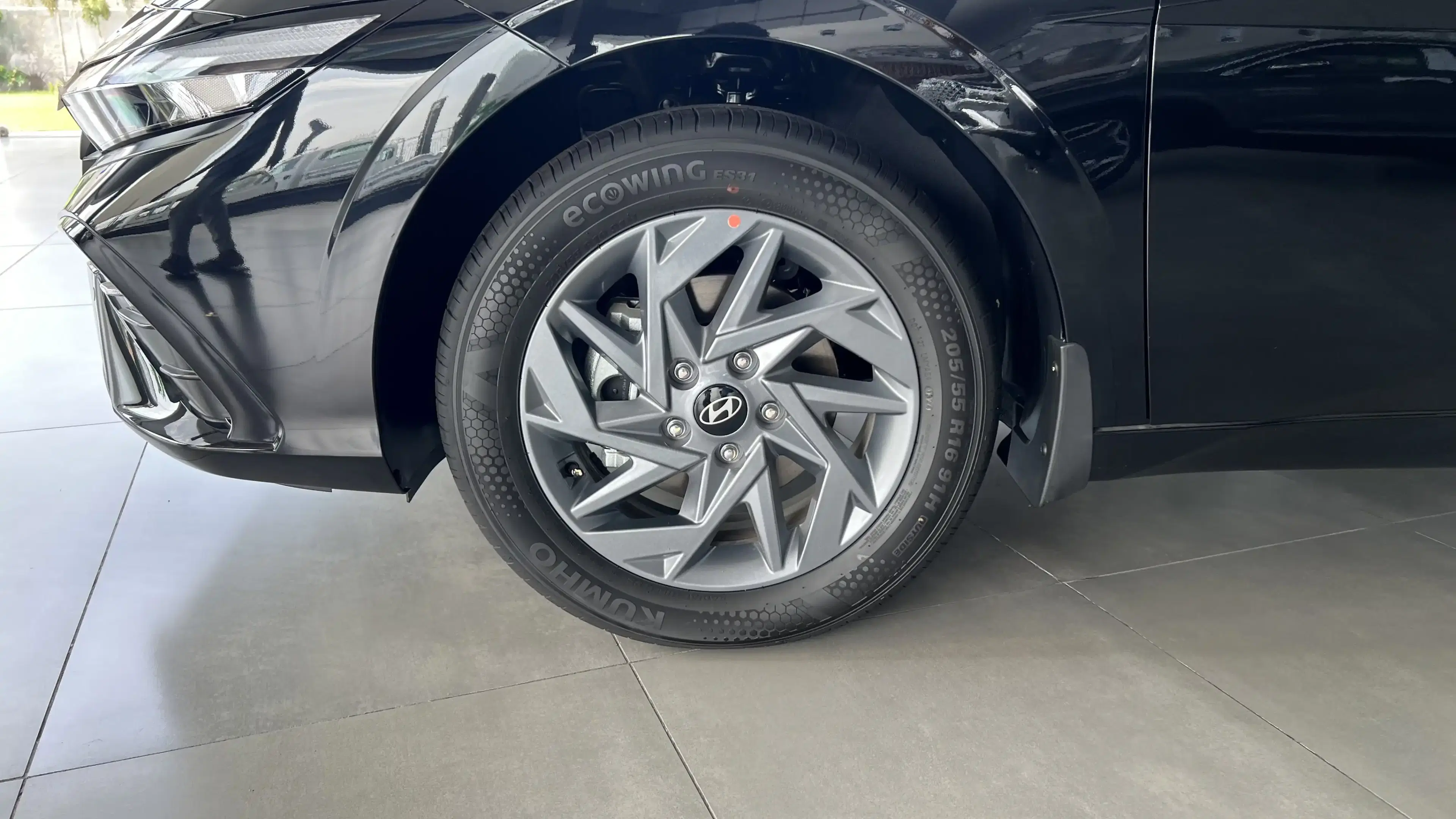 hyundai elantra tyre