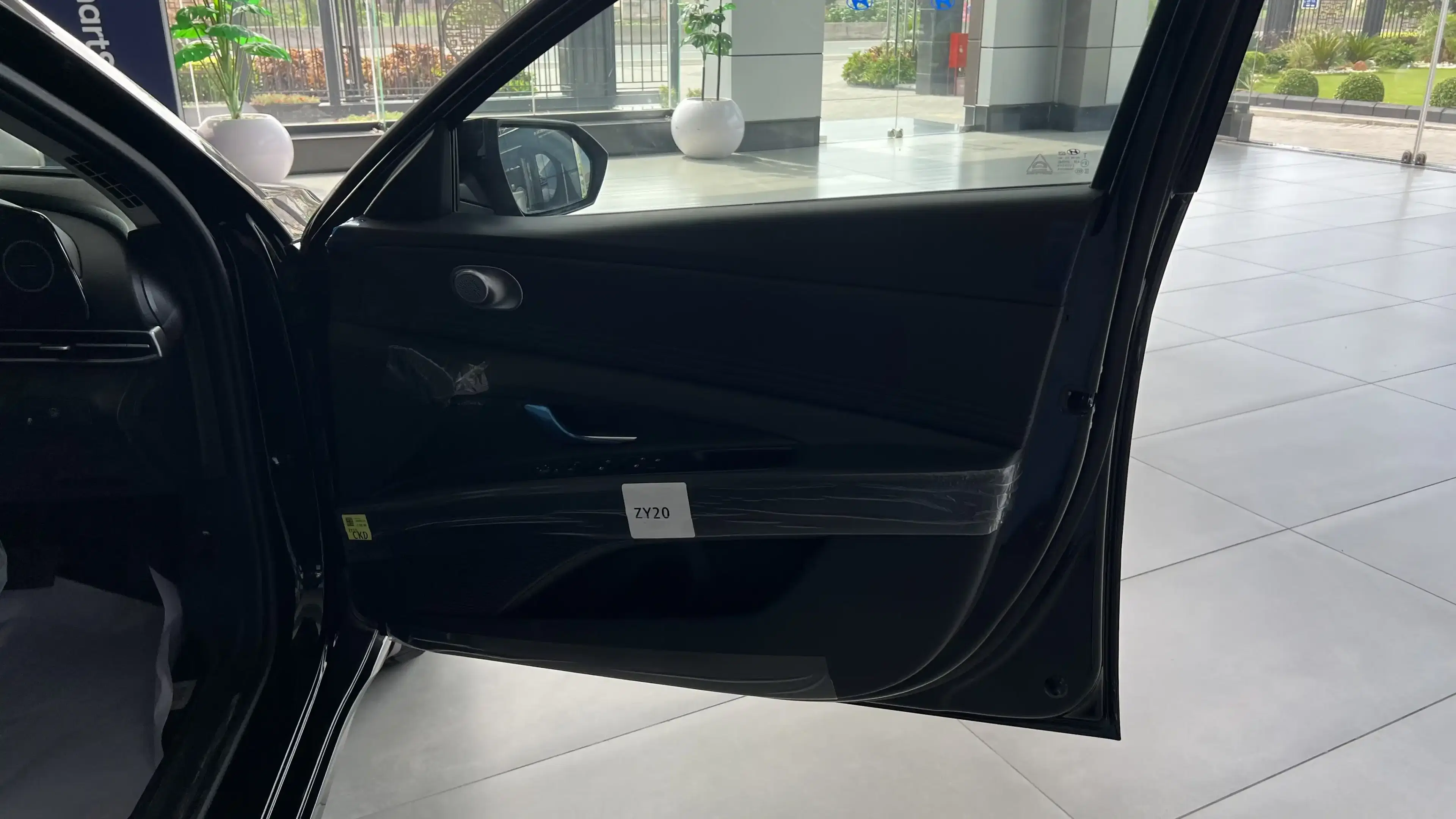 hyundai elantra interior driver door