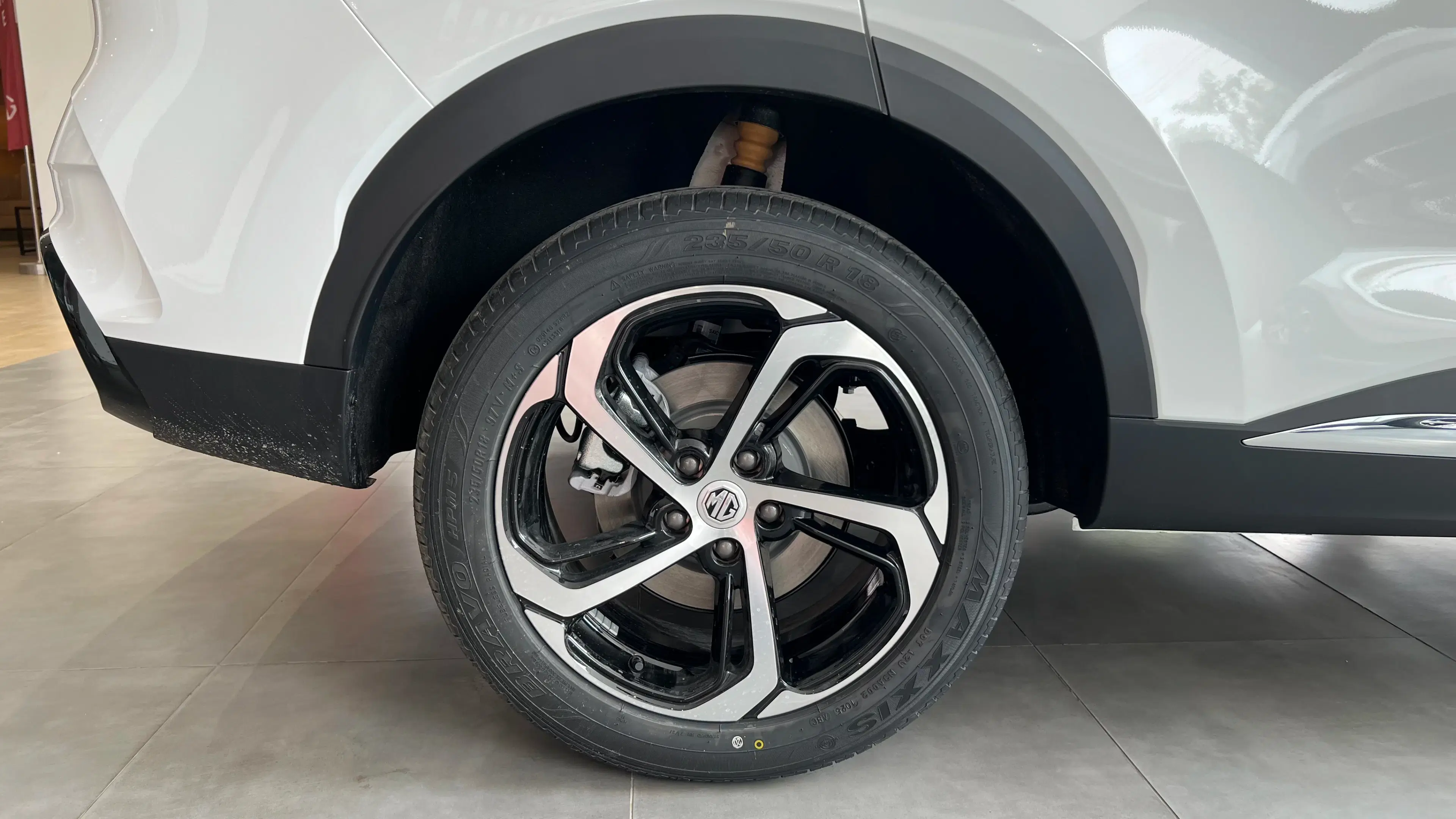mg hs tyre