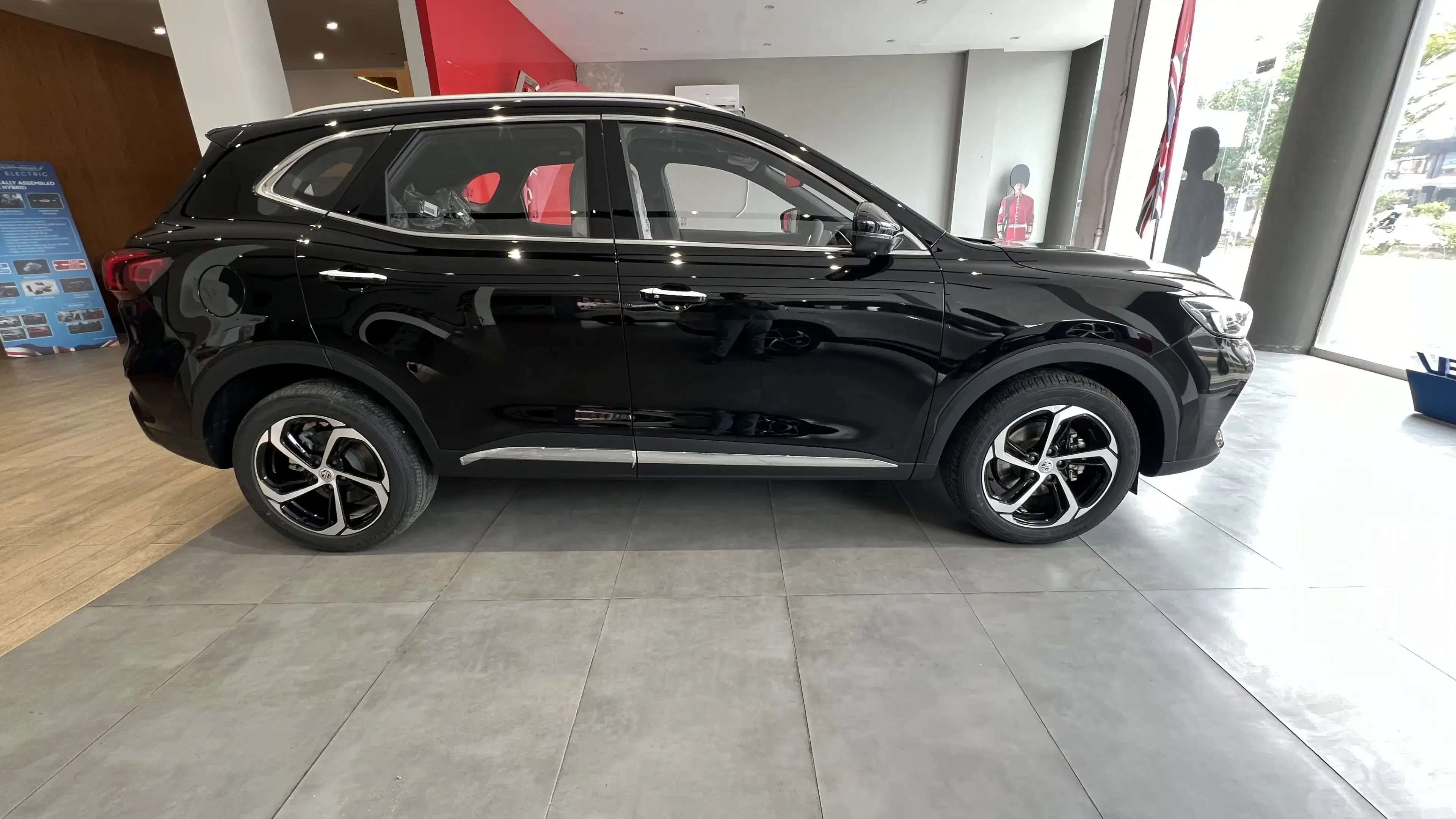 mg hs phev side view