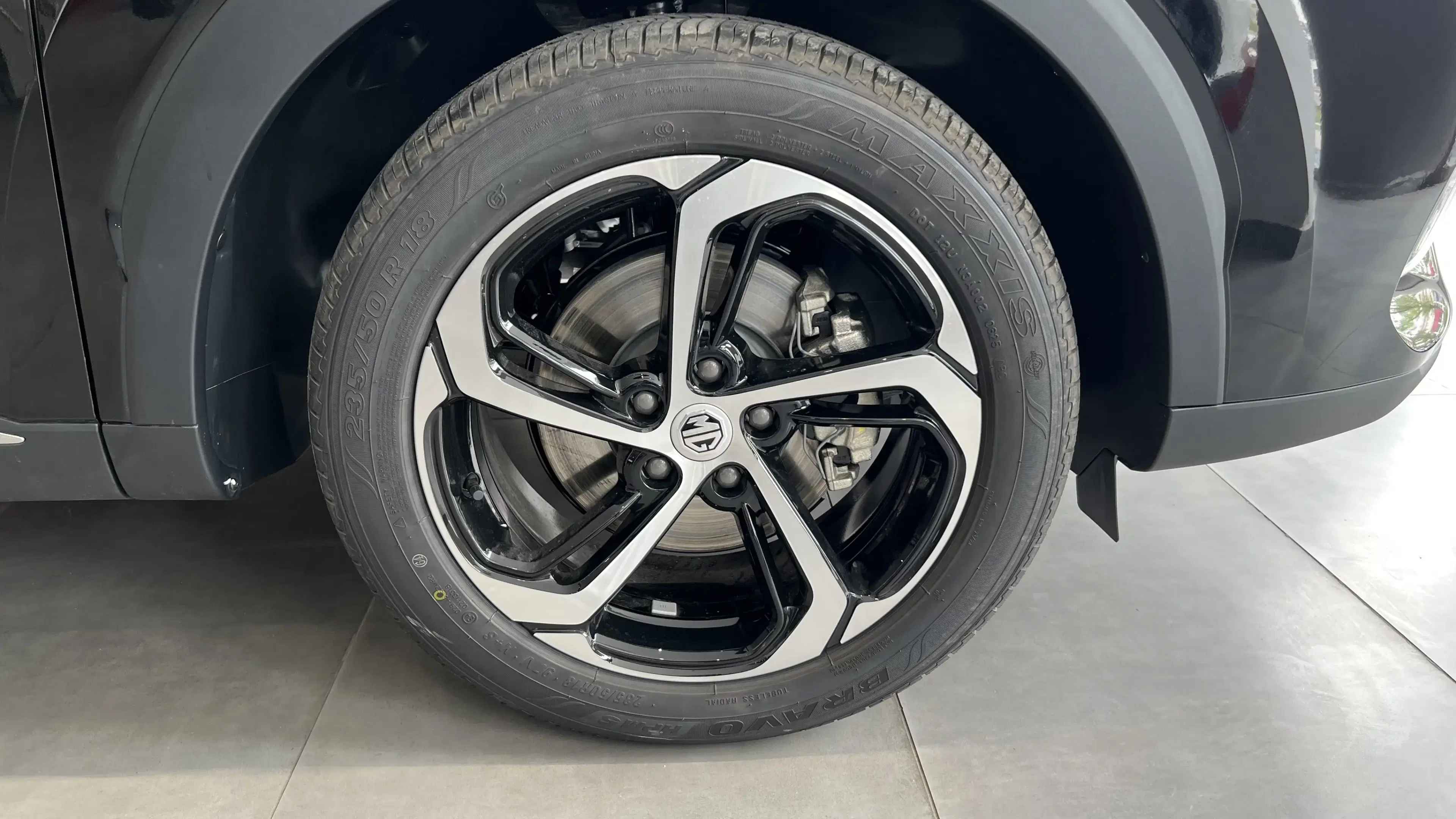 mg hs phev tyre